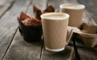 Fuldend kaffehjørnet med personlige papkrus til hverdagens pauser