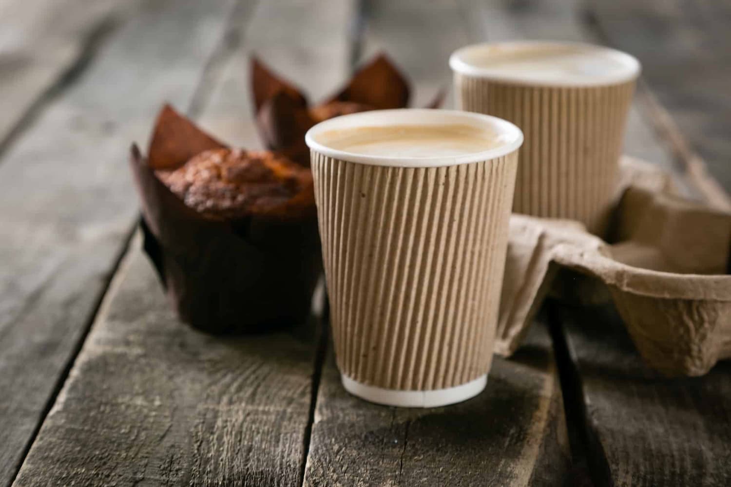Fuldend kaffehjørnet med personlige papkrus til hverdagens pauser